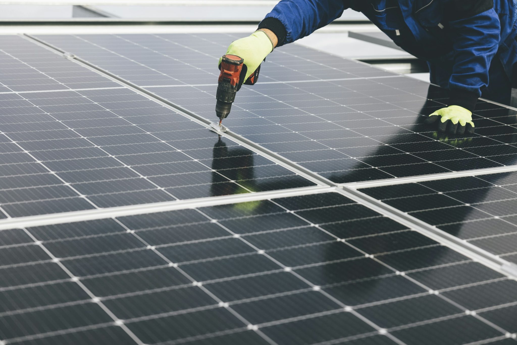 Técnico a instalar painéis fotovoltaicos