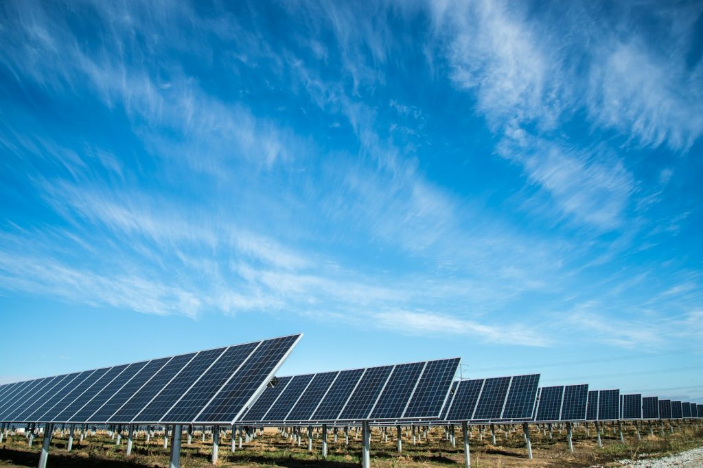 Painéis fotovoltaicos ao sol