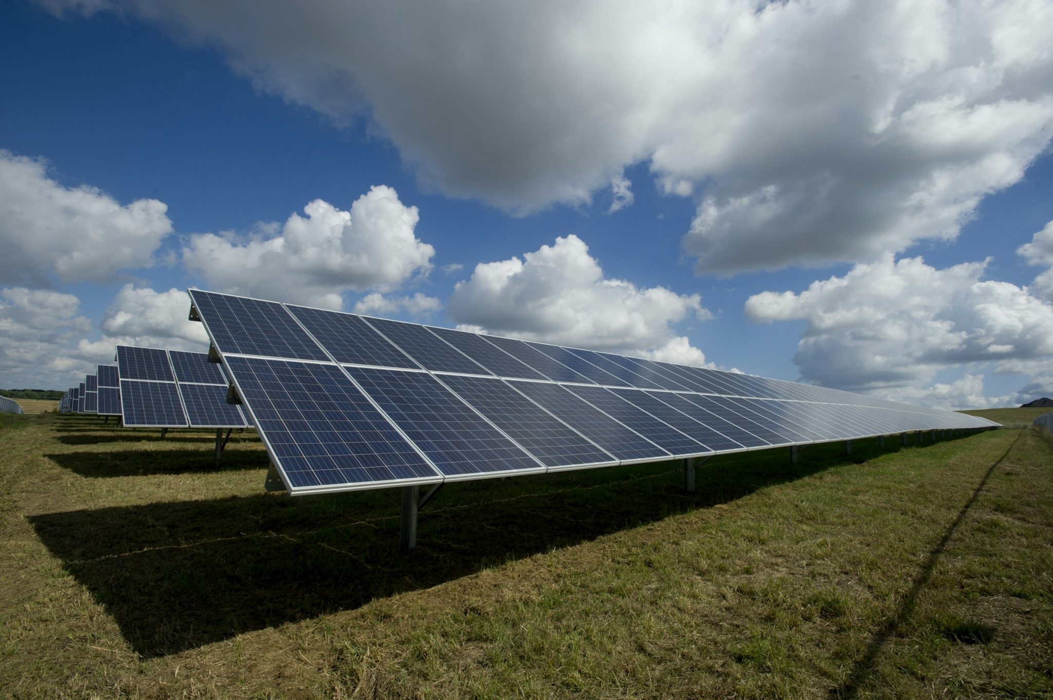 Campo de painéis fotovoltaicos