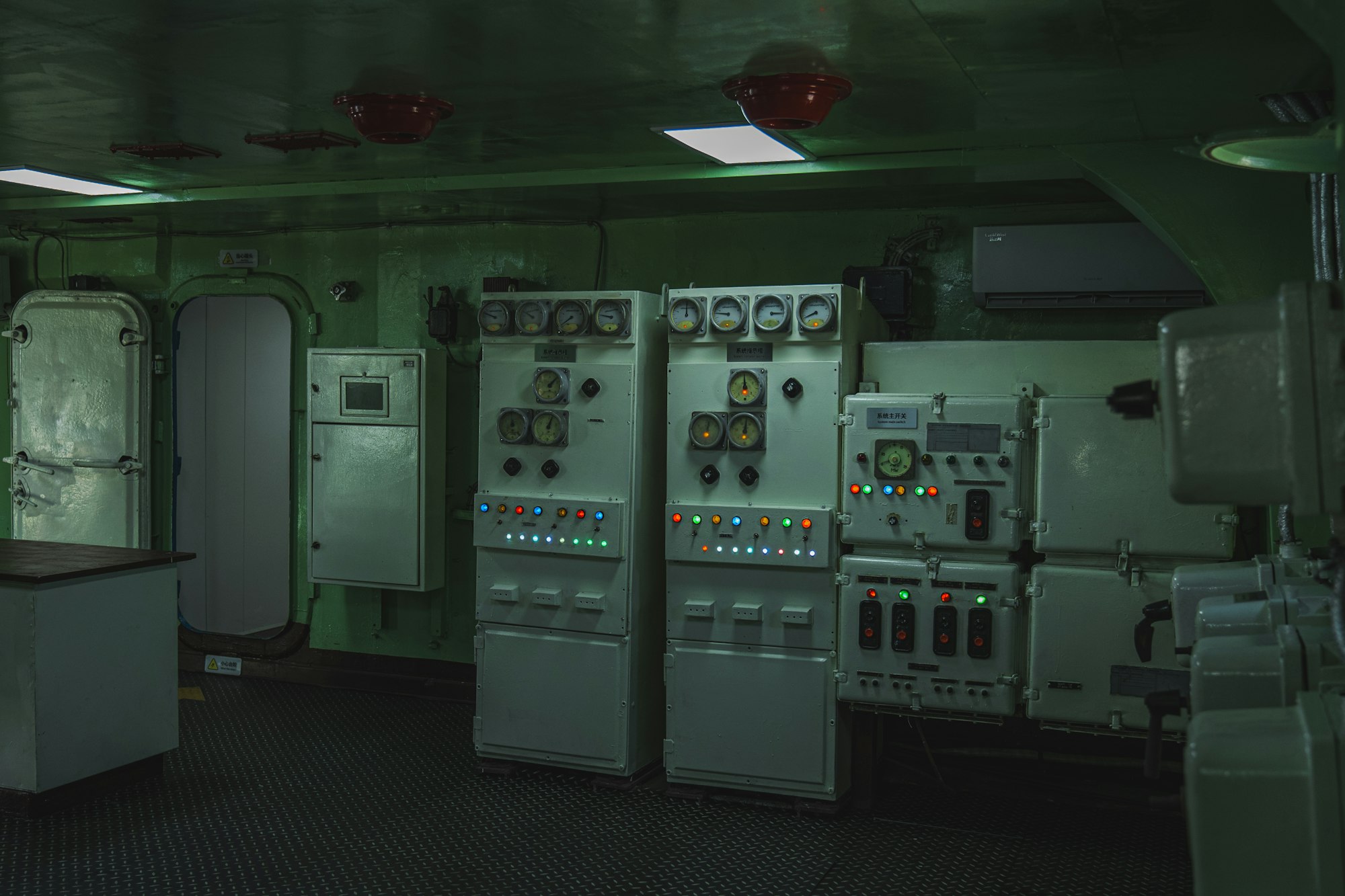 Sala de comando com painéis elétricos