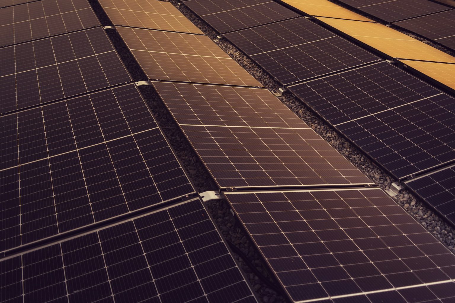 Painéis fotovoltaicos numa cobertura